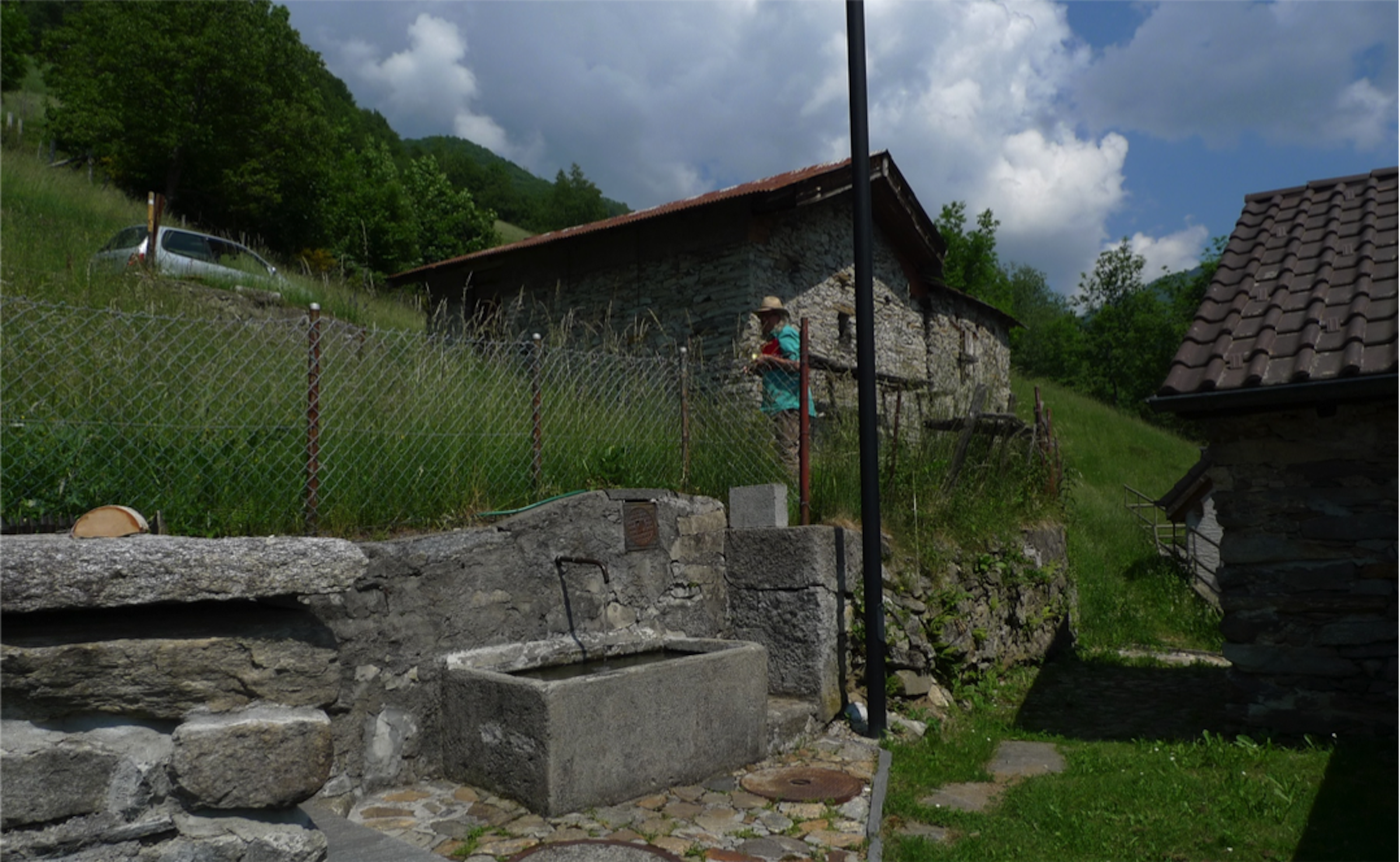 Das ist der Geneinschafts Trinkwasser brunnen.
Jedoch nicht um schmutziges Geschirr zu waschen, Danke.