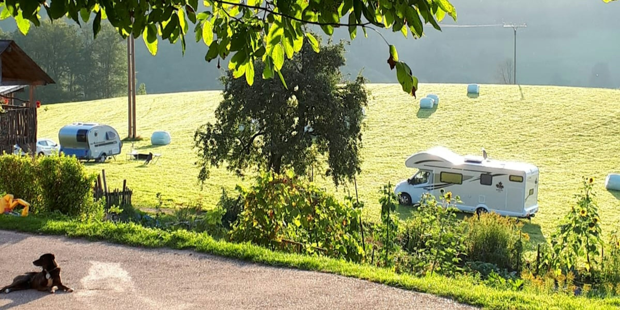 Platz mit Blick auf die Berge — photo 2