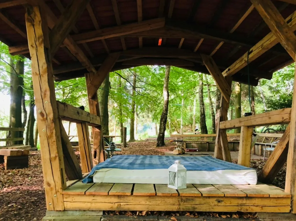 Wald-Shelter im Buchengrün