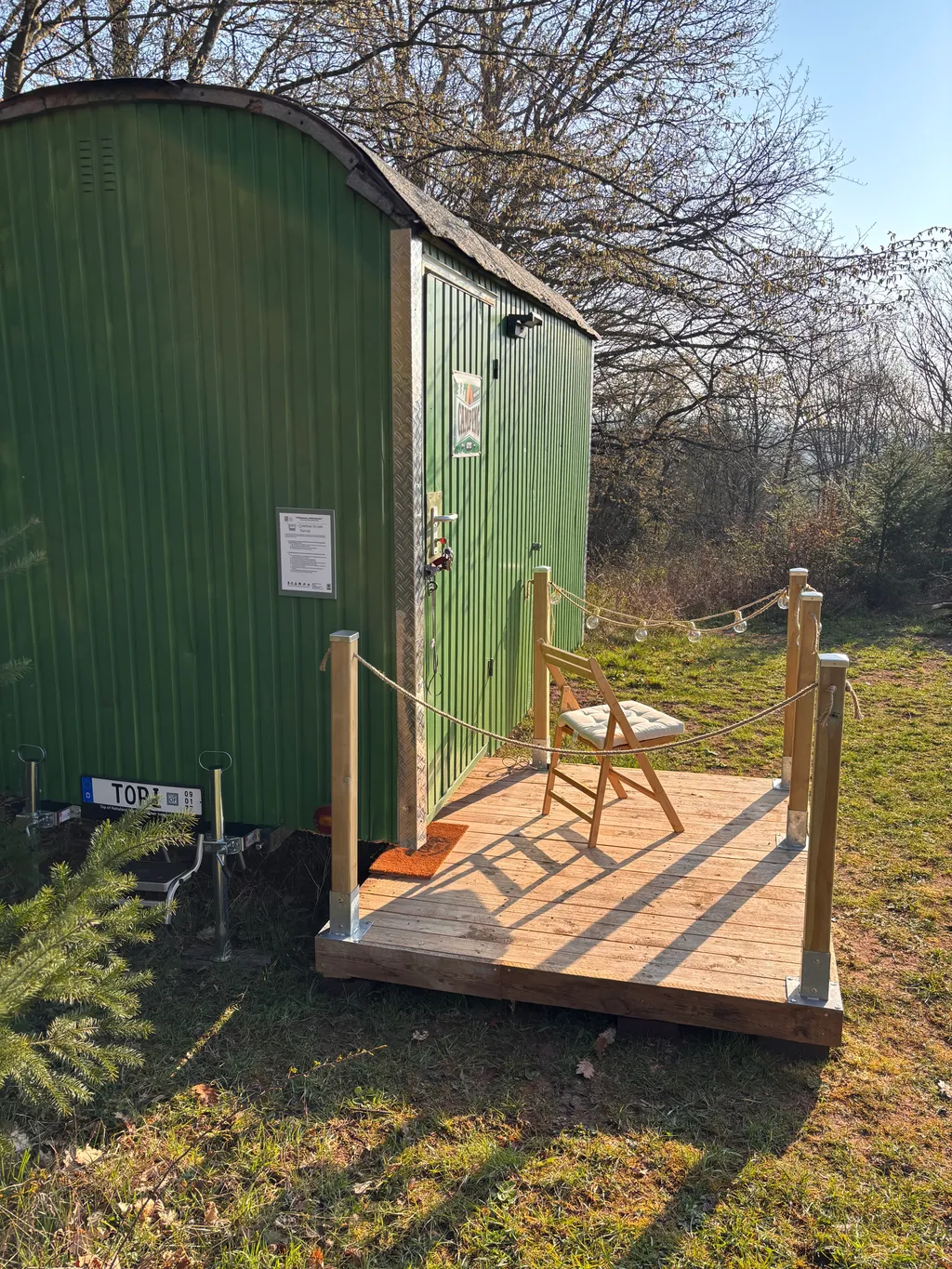 Forstwagen im Trekkingcamp am Waldrand