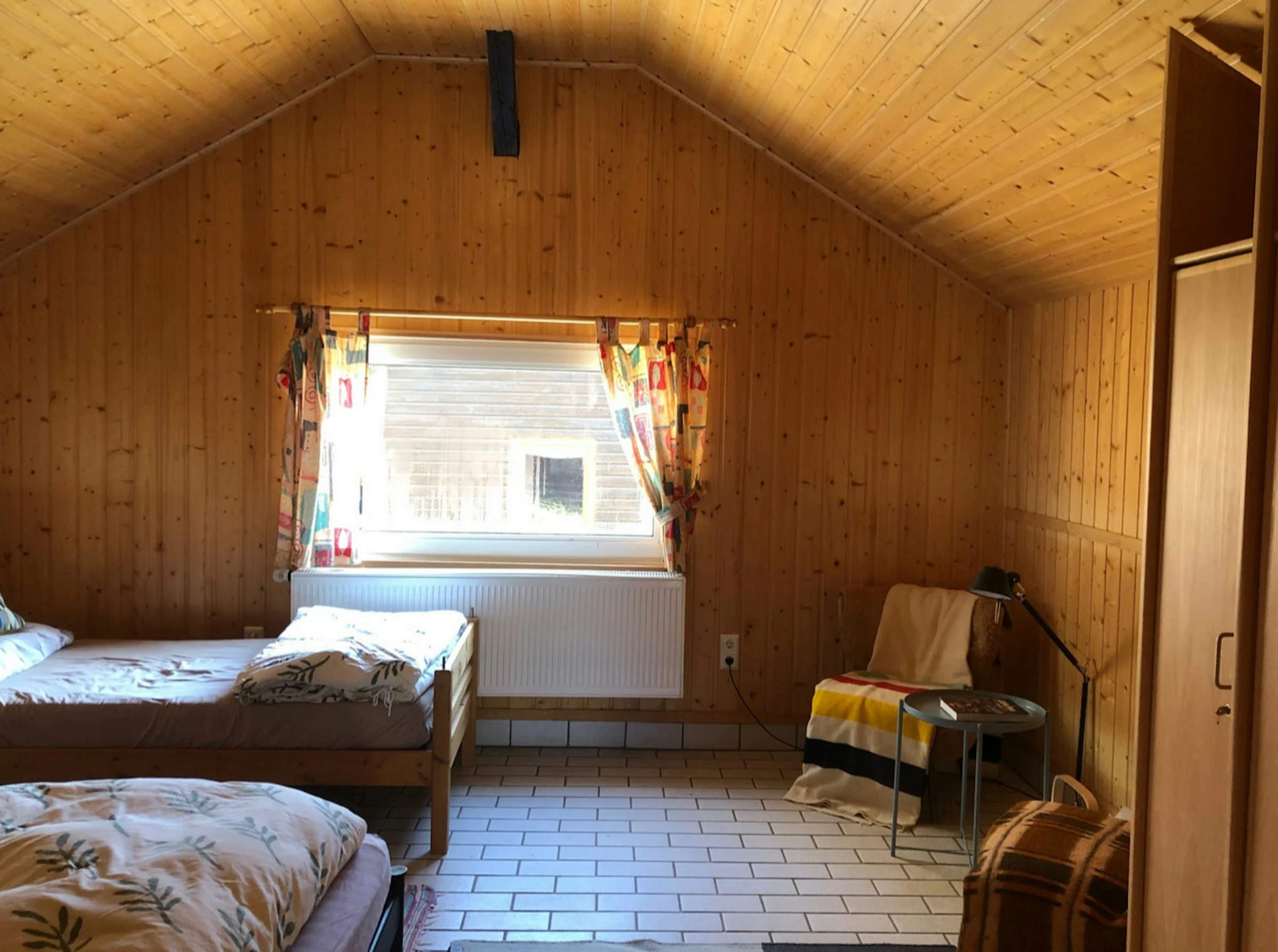 Uriges Blockhaus unter Buchen