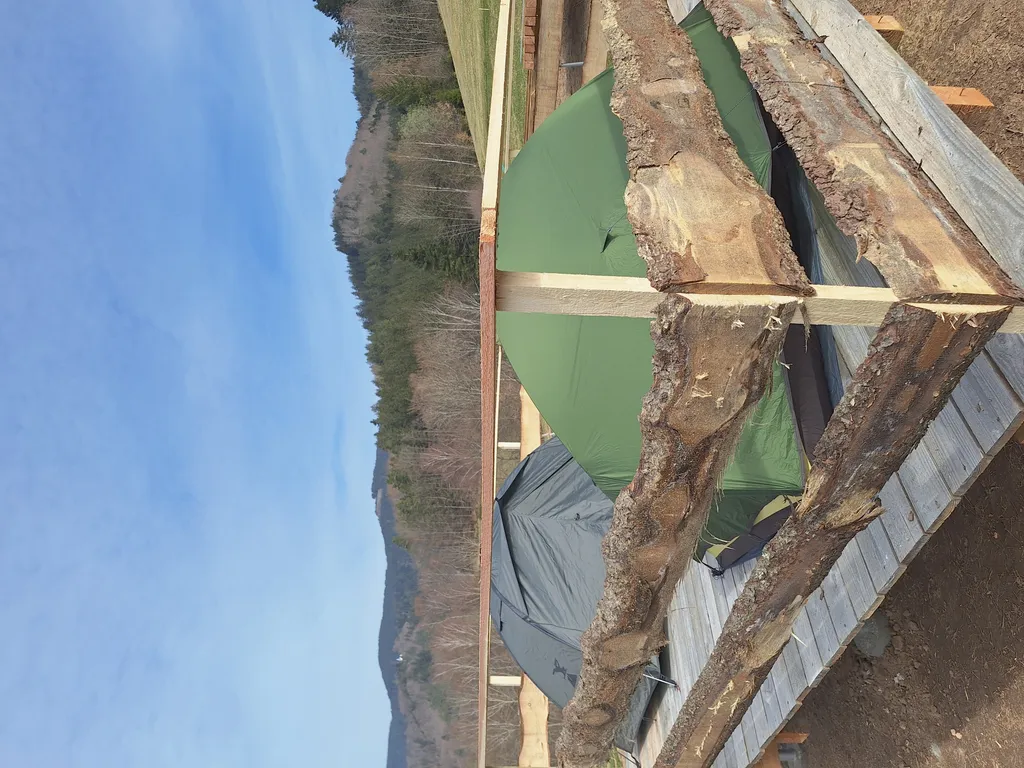 Holzplattformen für Zelte