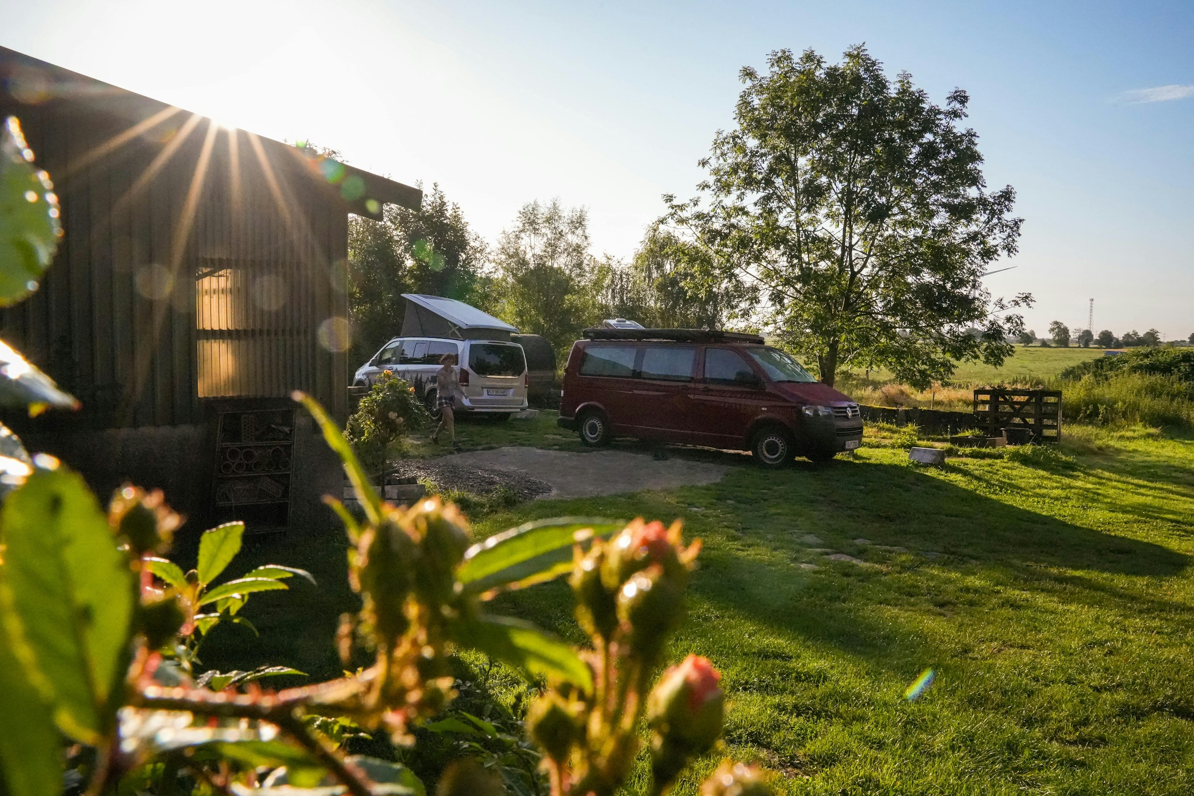 Entschleunigung neben altem Hof