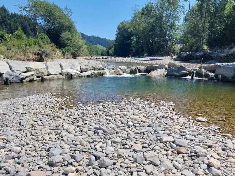In der nahegelegenen Emme laden mehrere Naturbassin zum Baden ein🩱🩳