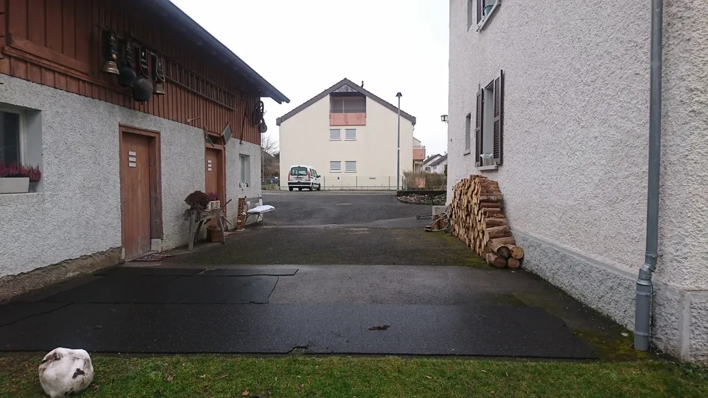 Einfahrt vom Platz aus gesehen