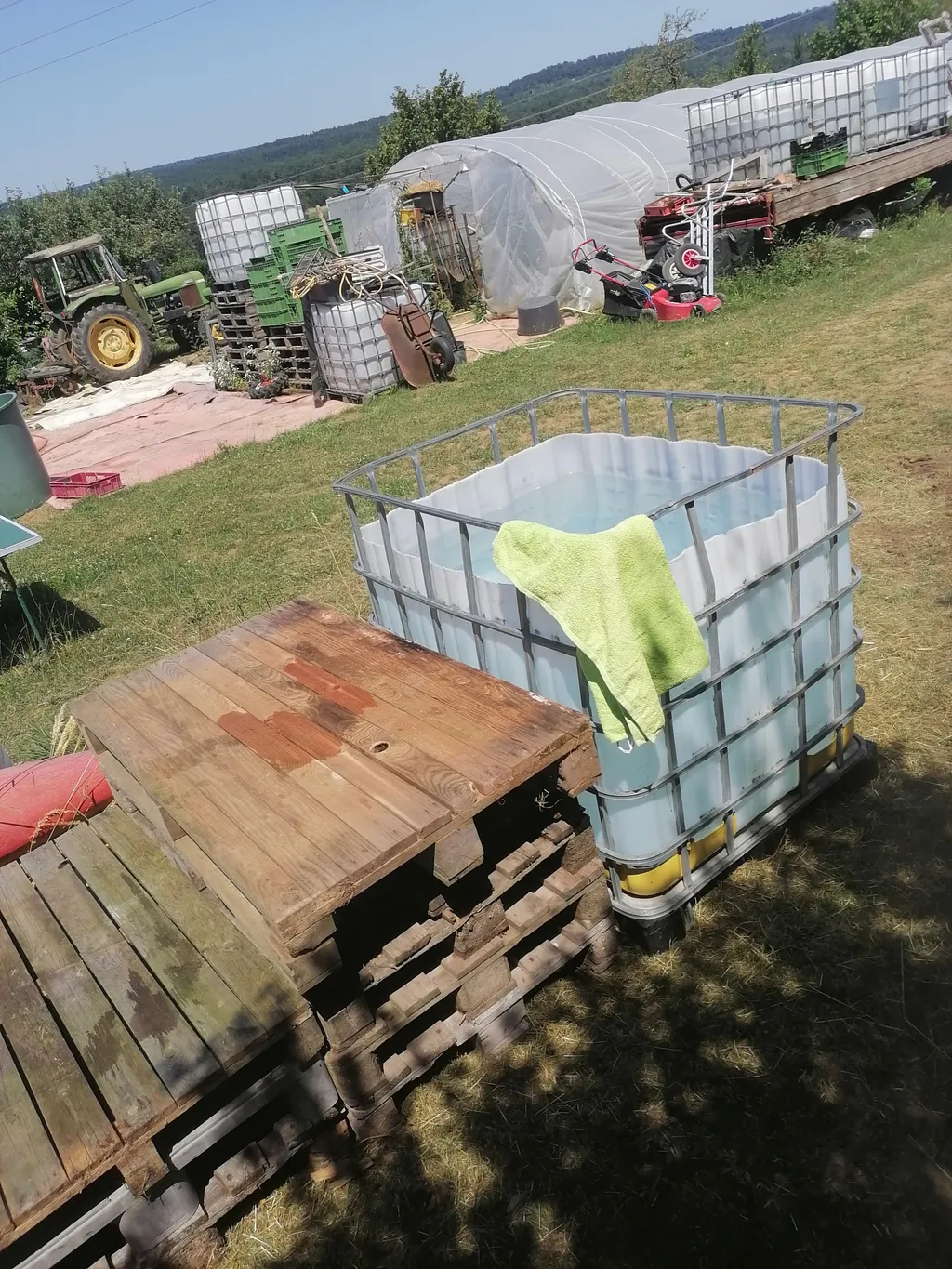 Badefass, je nach Verfügbarkeit zum abkühlen an heißen Tagen.