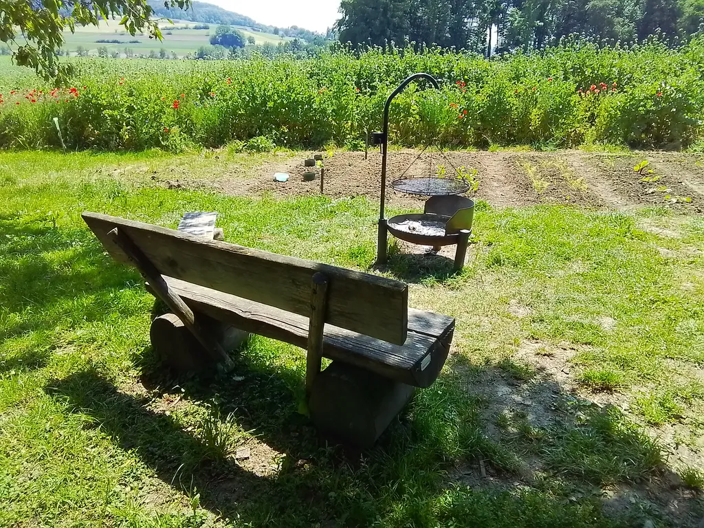 Campen auf dem Bio Bauernhof mit dem Zelt und Velo