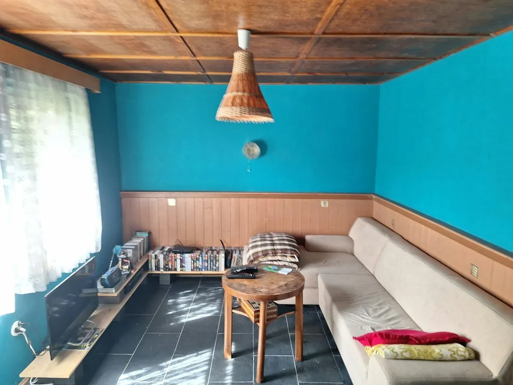 Hütte auf Wiesengrundstück im Wald