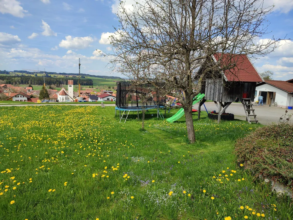 Blick vom Wiesenstellplatz ins Dorf