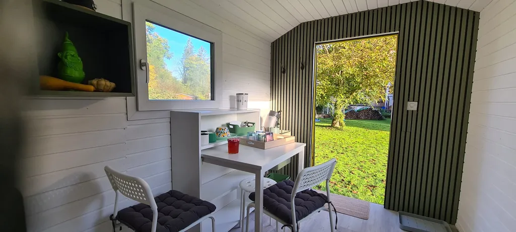 Bauwagen im Garten nahe der Schweizer Grenze