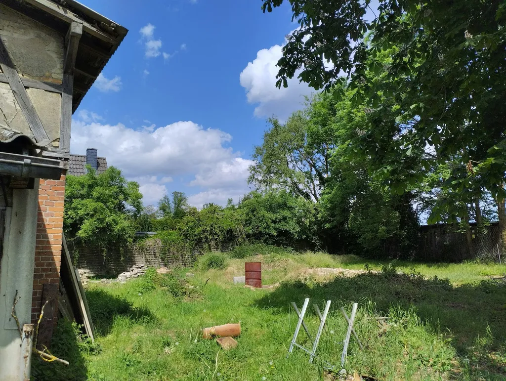 Hofplatz für Bus und Zelt