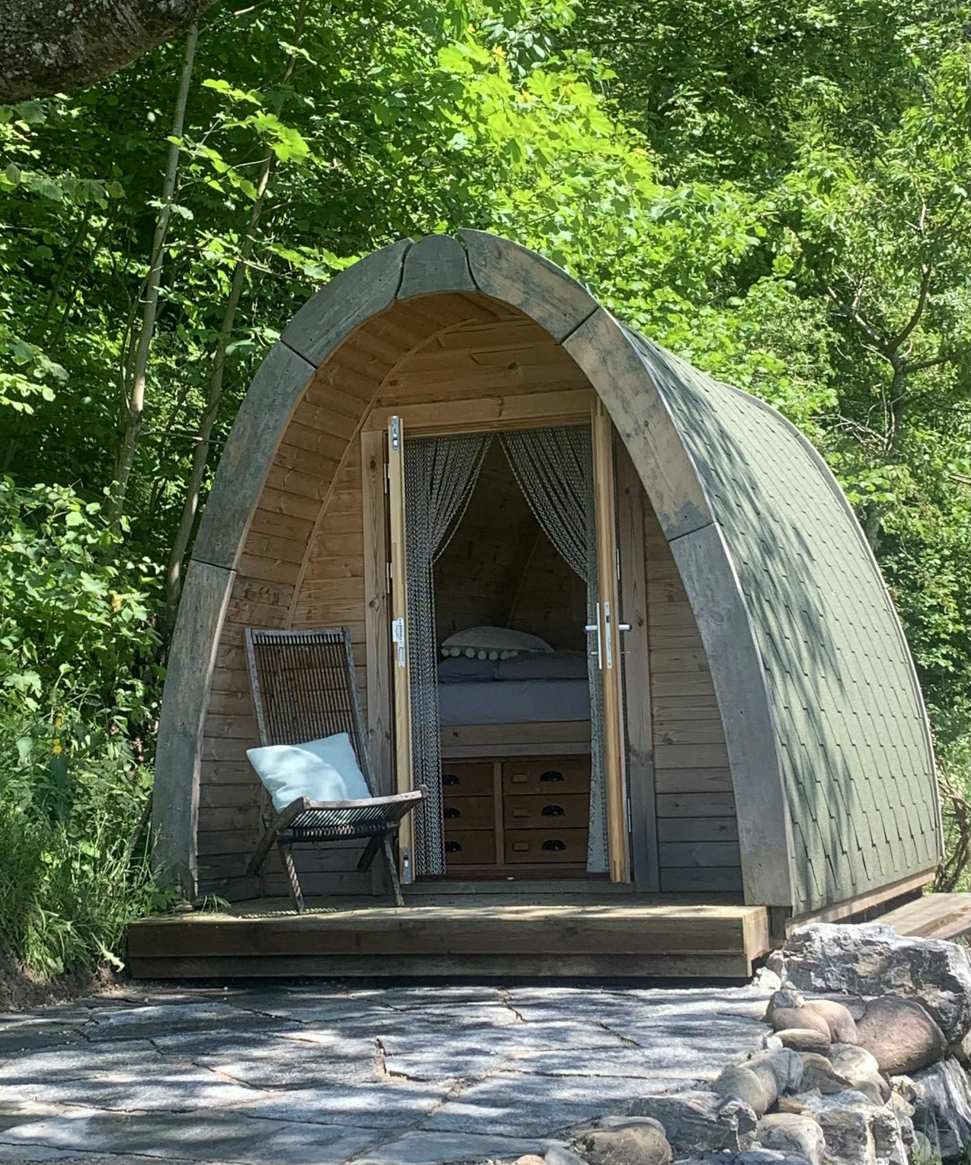 Camping Pod mitten im Naturgarten