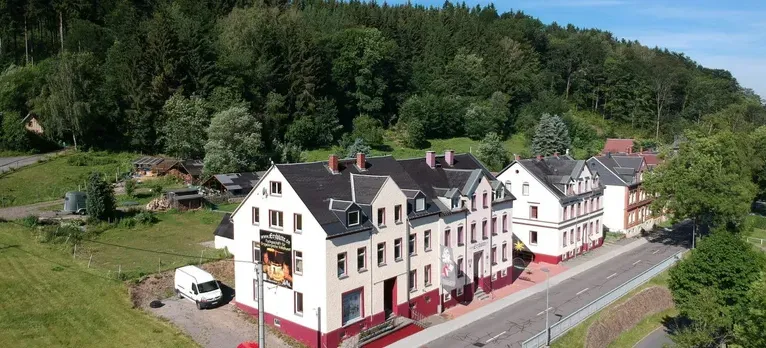 kleine Wiese am Ortsrand direkt am Wald