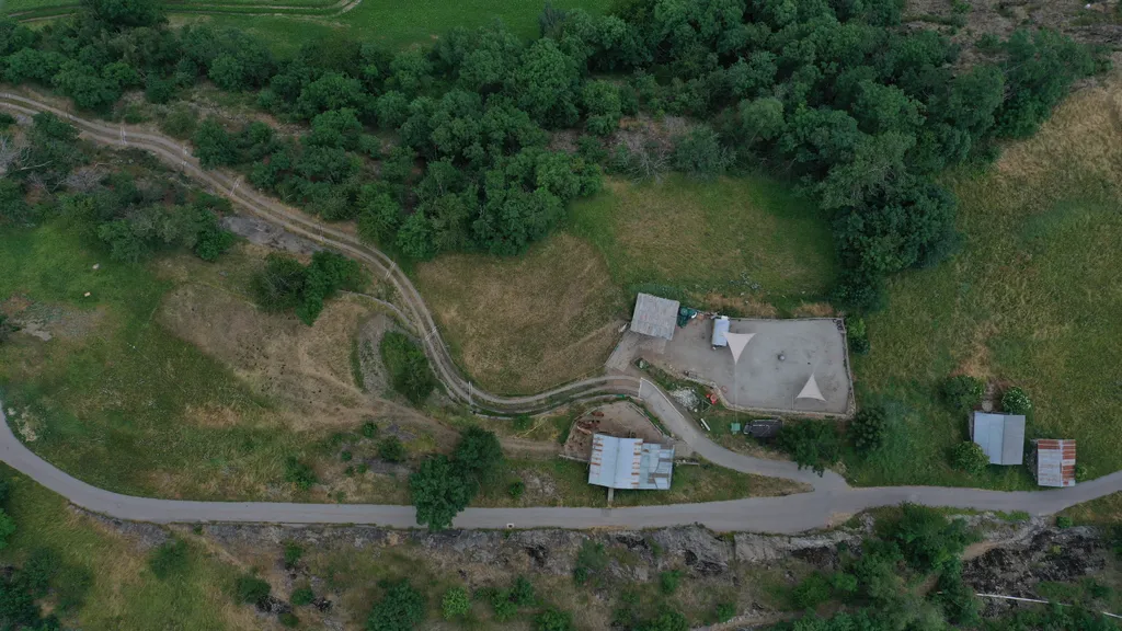 Der Platz und der dazugehörige Stall aus der Vogelperspektive