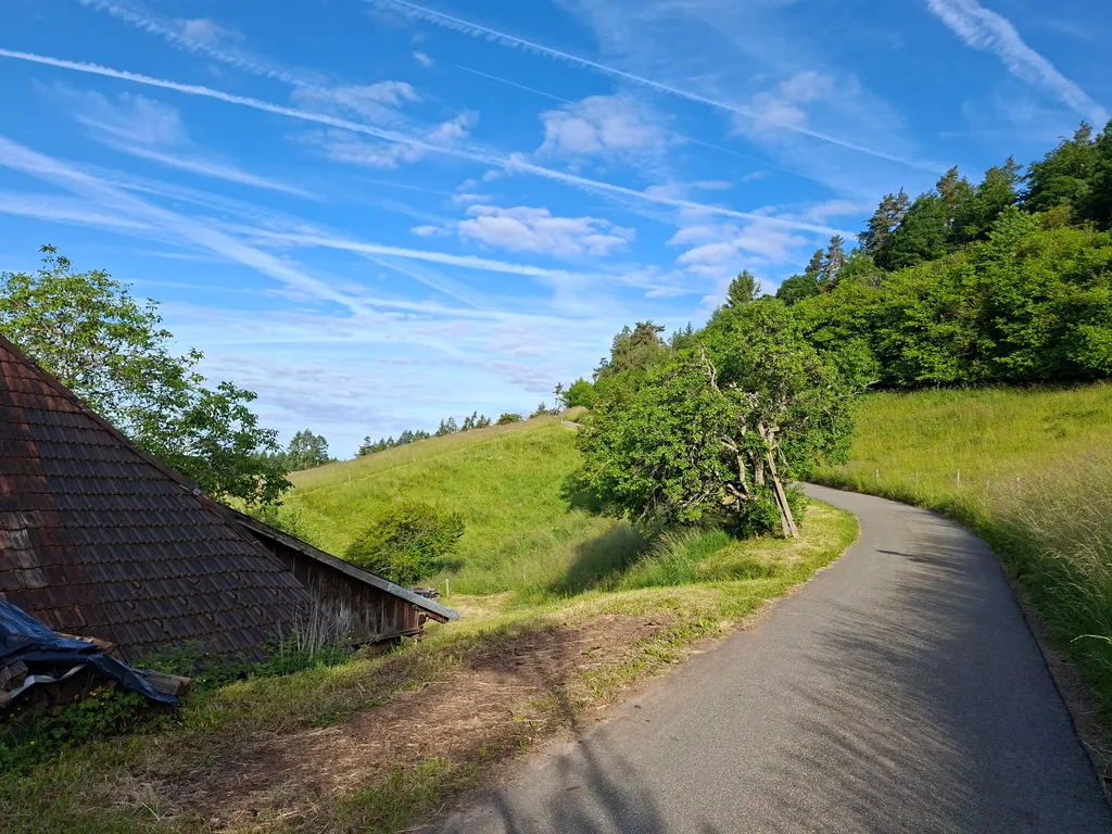 Hinter dem Hof mit der Abfahrt zum unteren Stellplatz