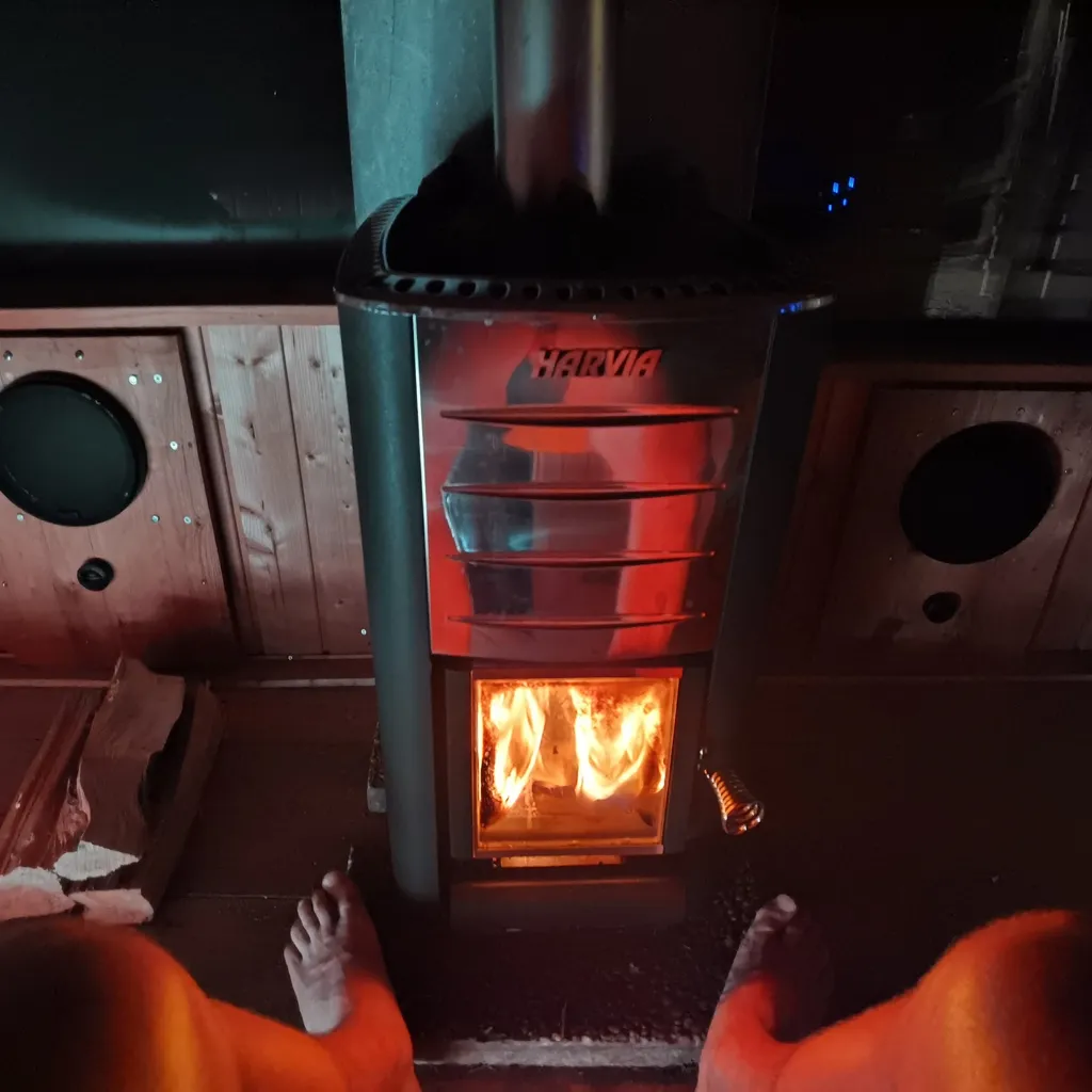 Holzofen‑Sauna im Stadel – Wellness mit einzigartiger Aussicht und Sound