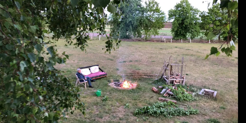 Riesige Ökowiese mit Feuerstelle