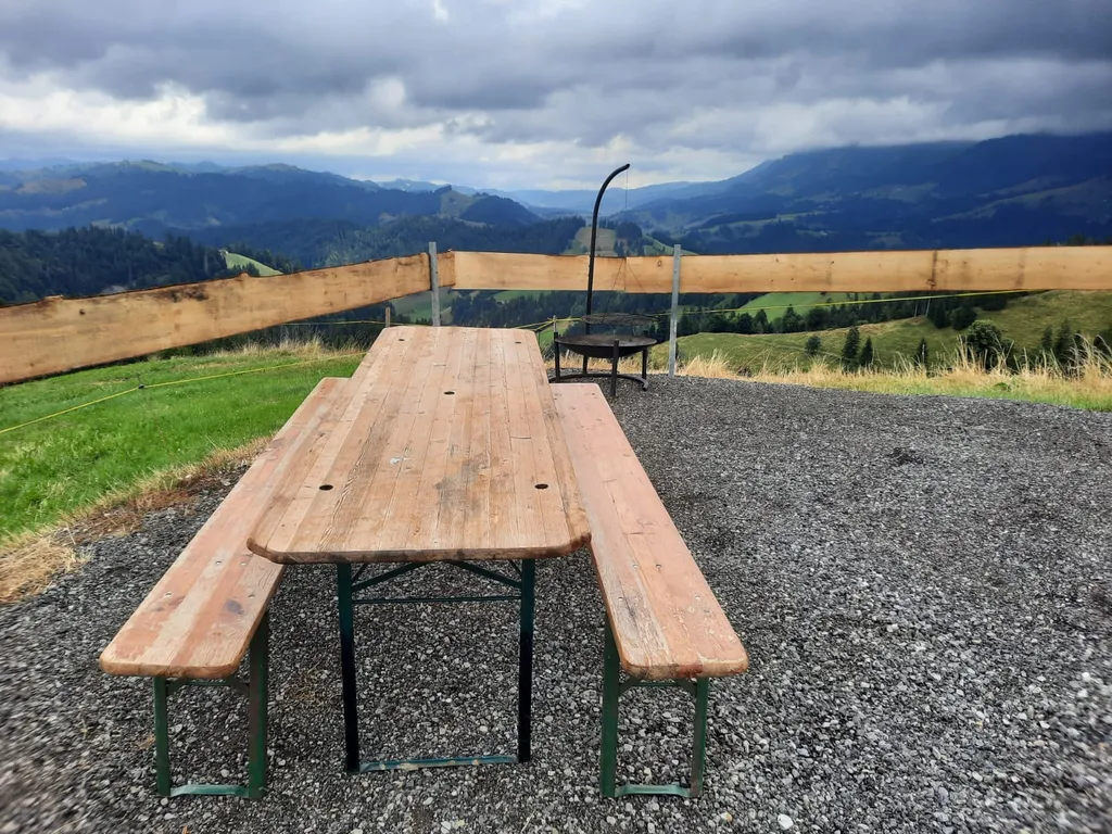 Feuerstelle und Picknicktisch