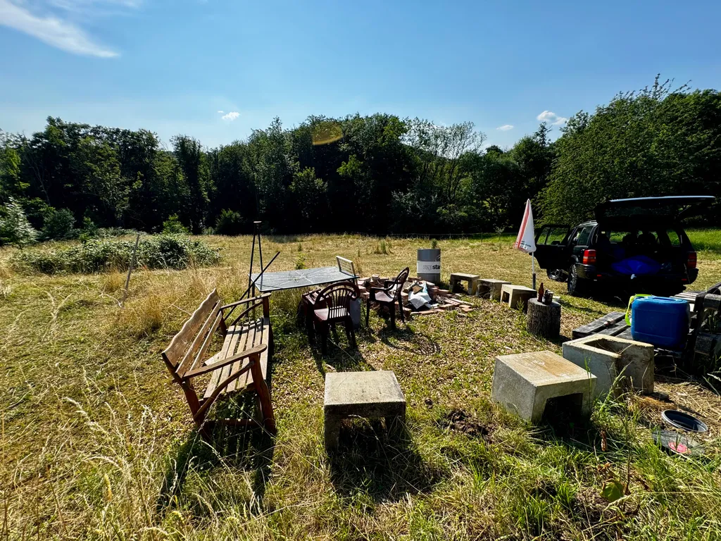 im eigenen Jeep an der Feuer- und Grillstelle