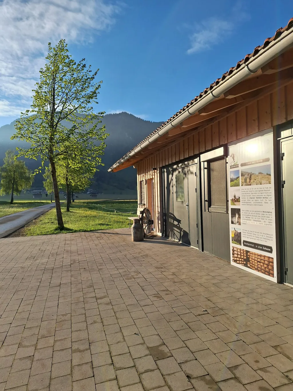 Ruhige Wieseneinfahrt am Bachlauf