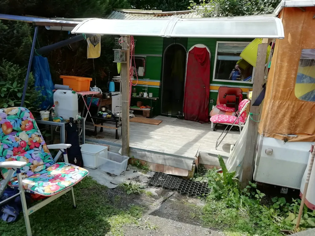 Aus- und umgebauter Bauwagen