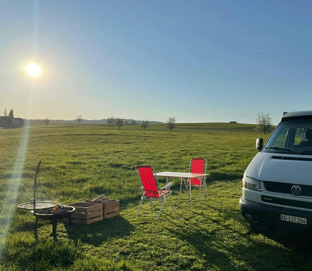 Camp auf dem Bauernhof am Waldrand