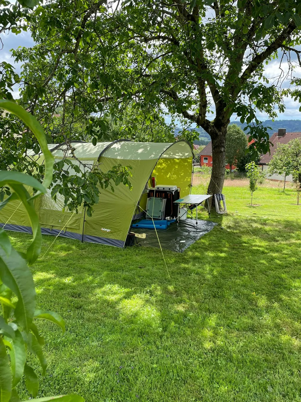 Zelten mit Blick in die Schweiz
