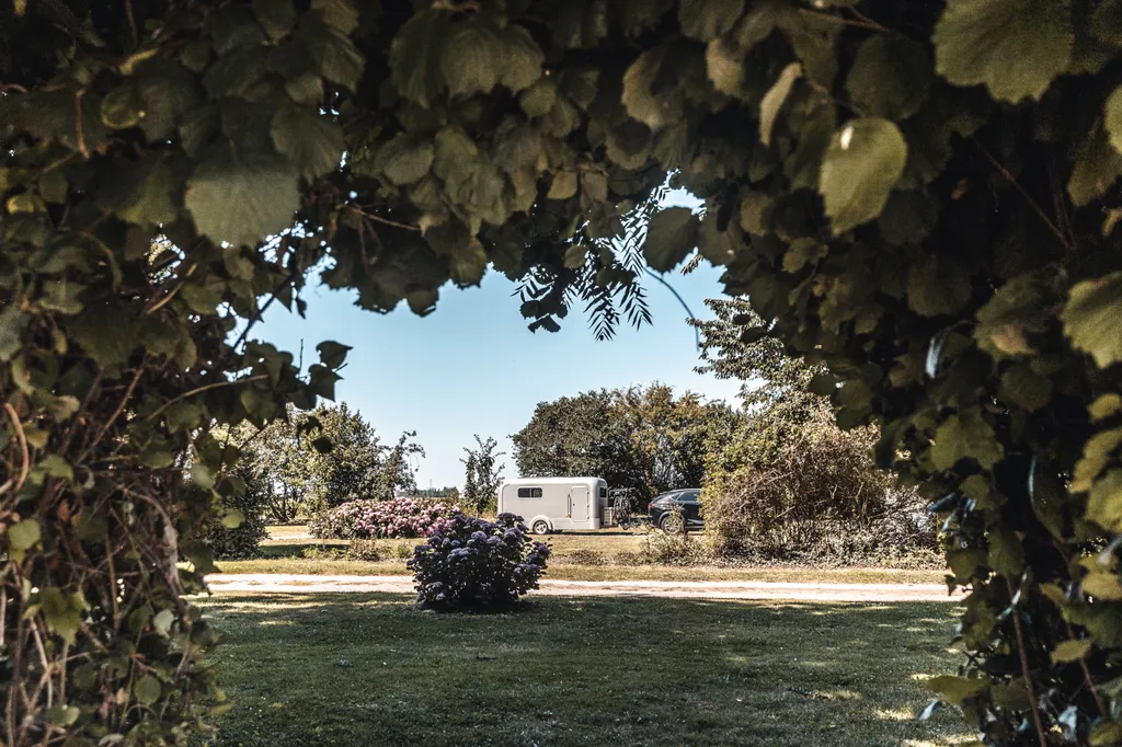 Camping à la ferme dans un endroit calme et fleuri