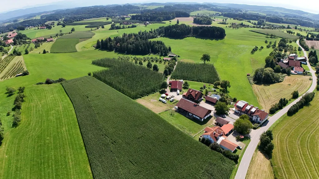 Der Ferienhof aus der Vogelperspektive.