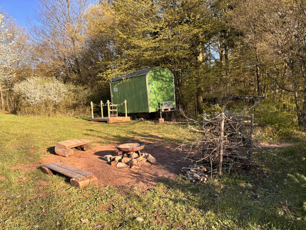 Forstwagen im Trekkingcamp am Waldrand