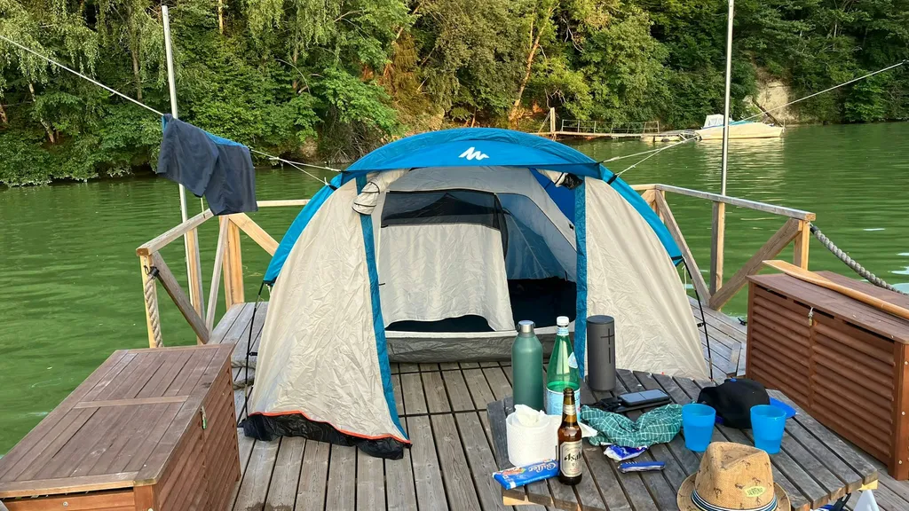 Camping-Plattform auf dem Floss