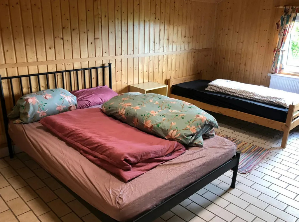 Holzhaus unter Buchen für mehr als 2