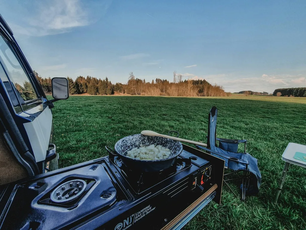 Stellplatz mit Bauwagen am Fluss