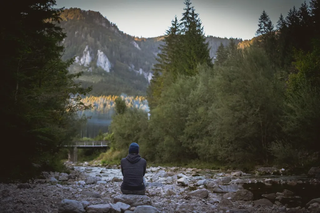 Schotterbank am Flussufer der Erlauf, direkt neben Campingplatz
