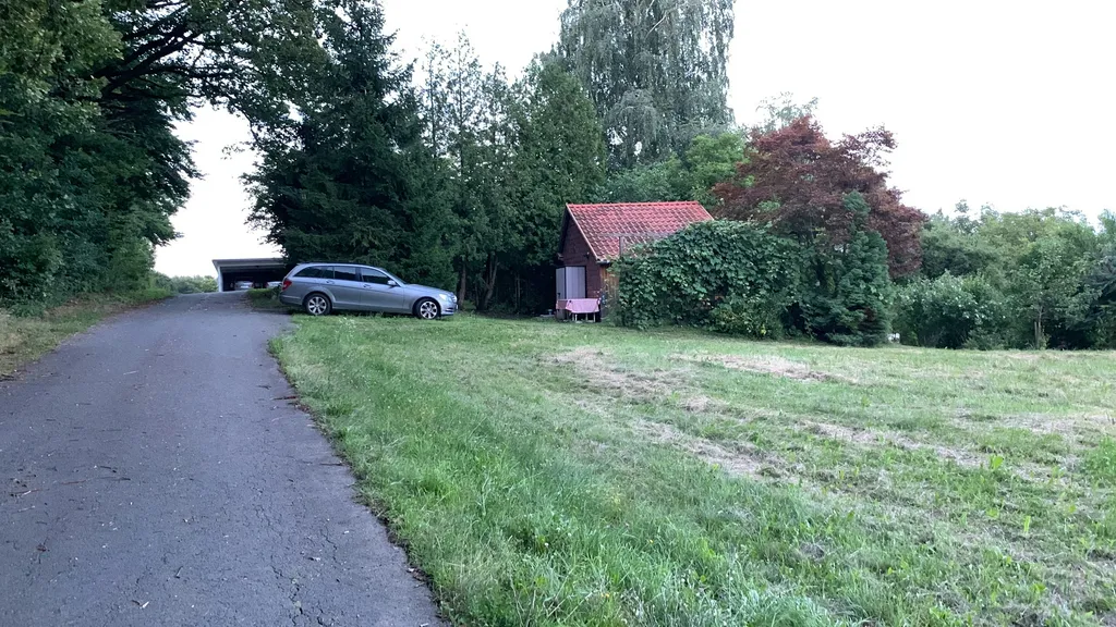 Die Wiese im Vordergrund ist die Nutzwiese des Nachbarn, darauf nicht parken. Dort wo das Auto steht kannst du deinen Camper abstellen.