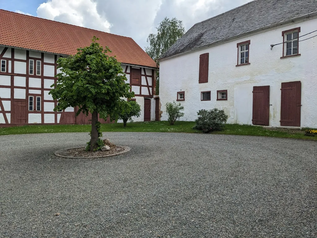 Historischer Vierseithof mit Naturgarten