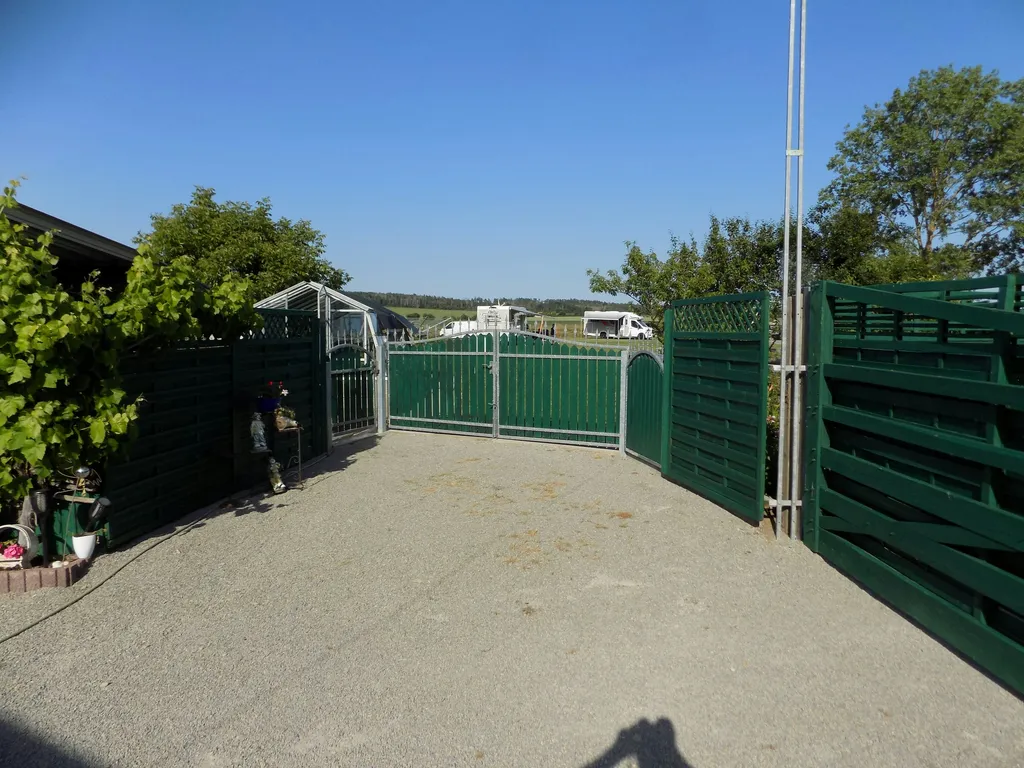 *ALPAKACAMPING*
"Camping"-Stellplätze direkt neben den Alpaka-Weiden auf der Hunde-Ausbildung-Wiese in wunderschöner Natur ,
auch zur absoluten Erholung ...