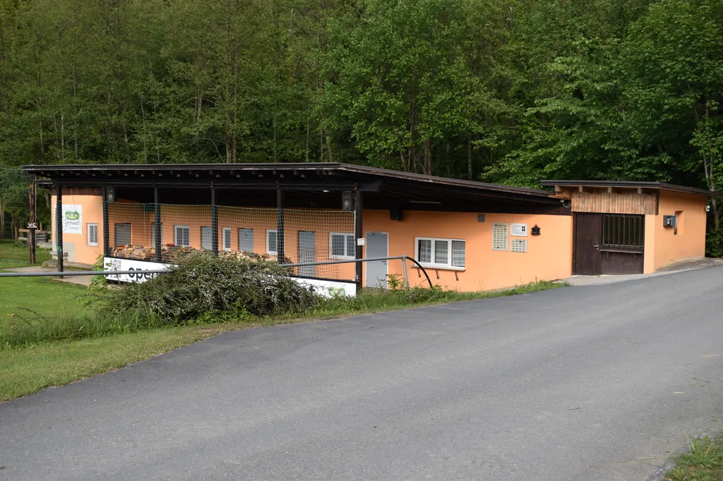 Asphaltierter Stellplatz