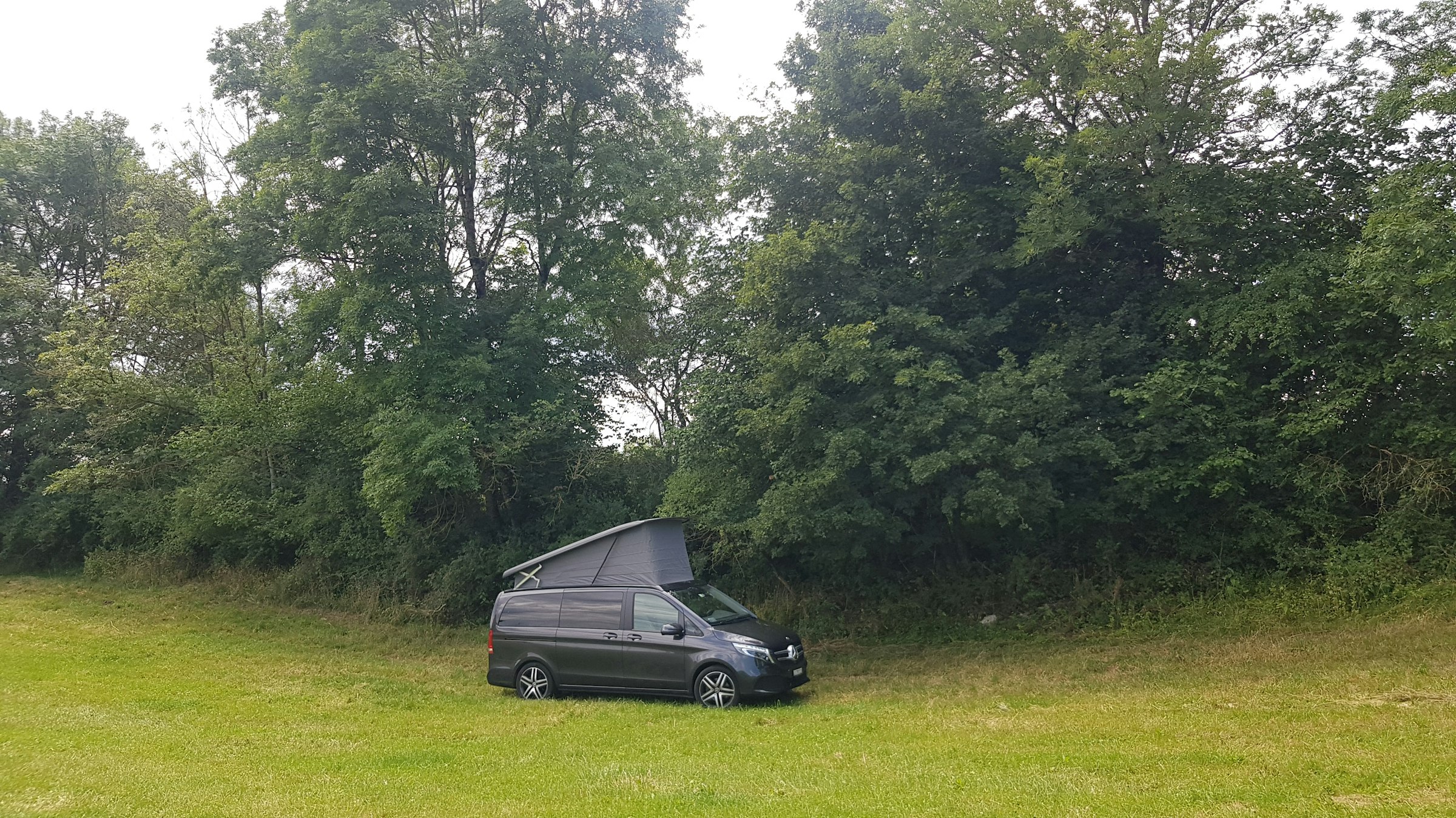 Prairie spacieuse dans le Doubs.