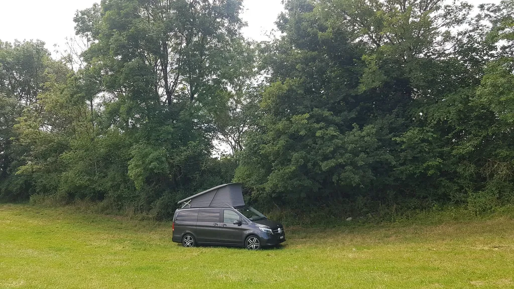 Prairie spacieuse dans le Doubs.