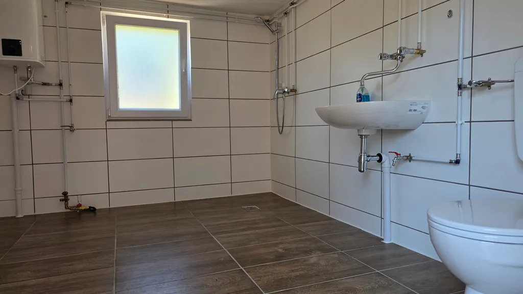 direkt neben der Campingwiese: das Sanitärhäuschen mit Toilette, Waschbecken und Dusche. Warmwasseraufbereitung durch Boiler,