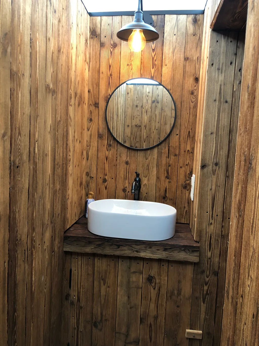 Waschbecken in der Toilette