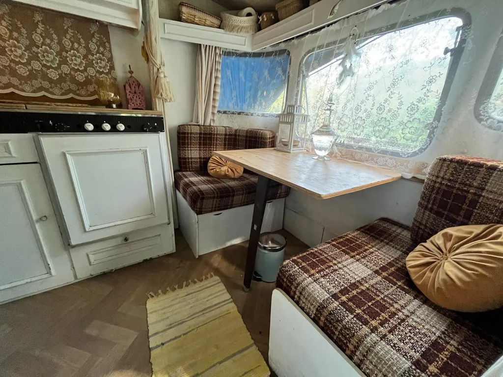 Off grid retro caravan in peacefull forest garden