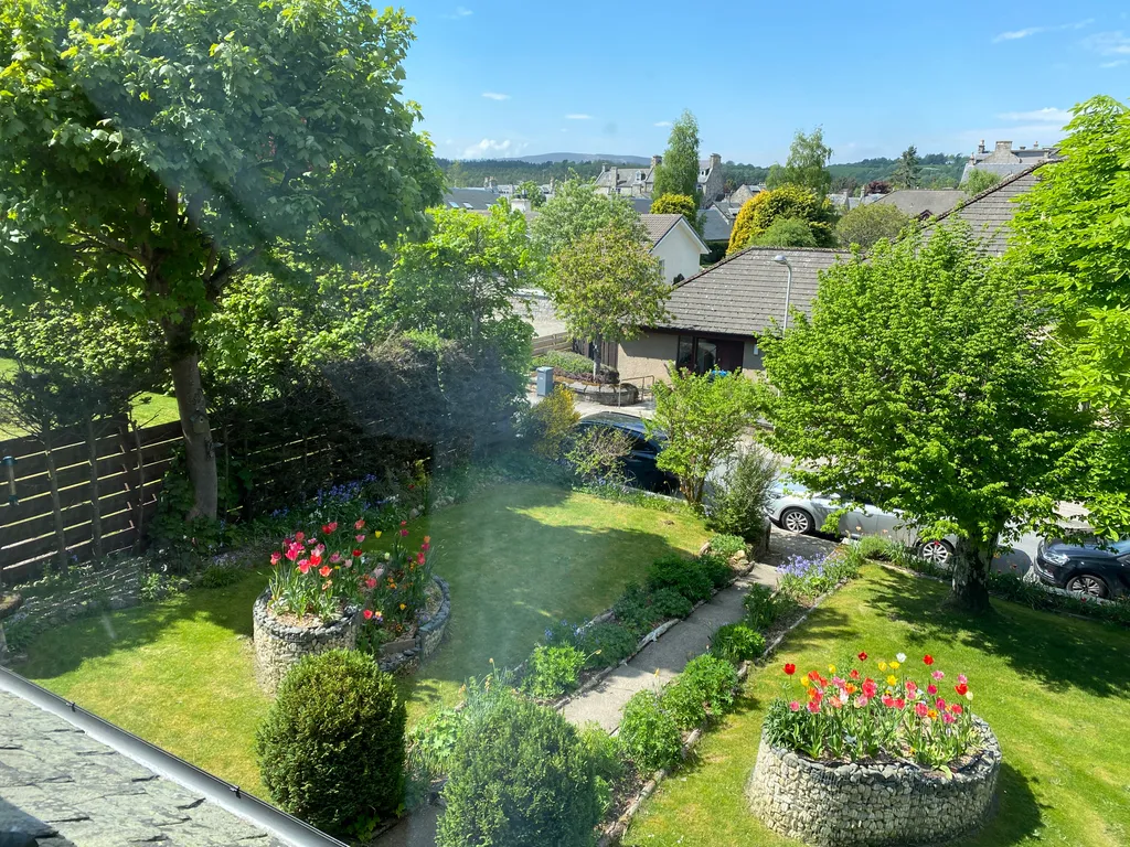 Garden oberhalb des Parkplatzes