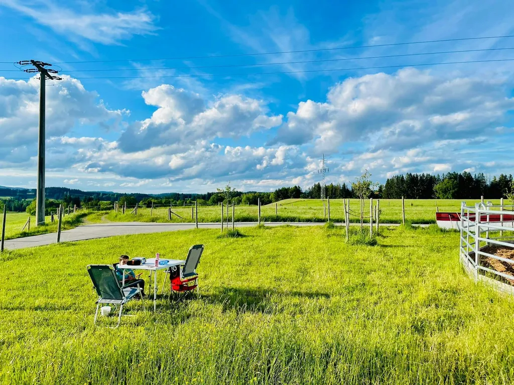 Idylle mit Seeblick und Pferden