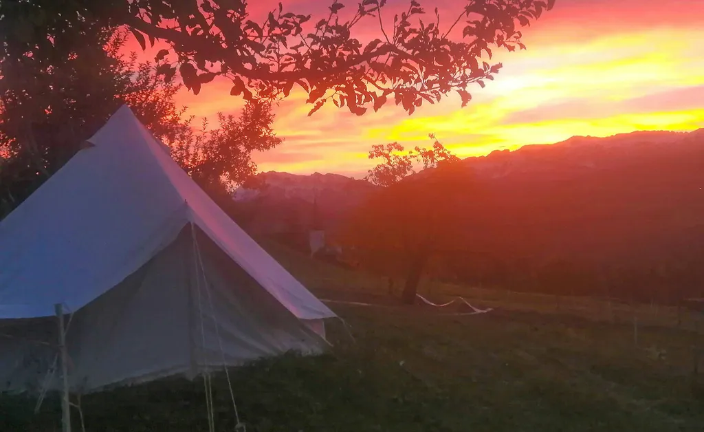 Tipi im Obstgarten