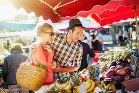 traditioneller Wochenmarkt in 50600 Saint-Hilaire.