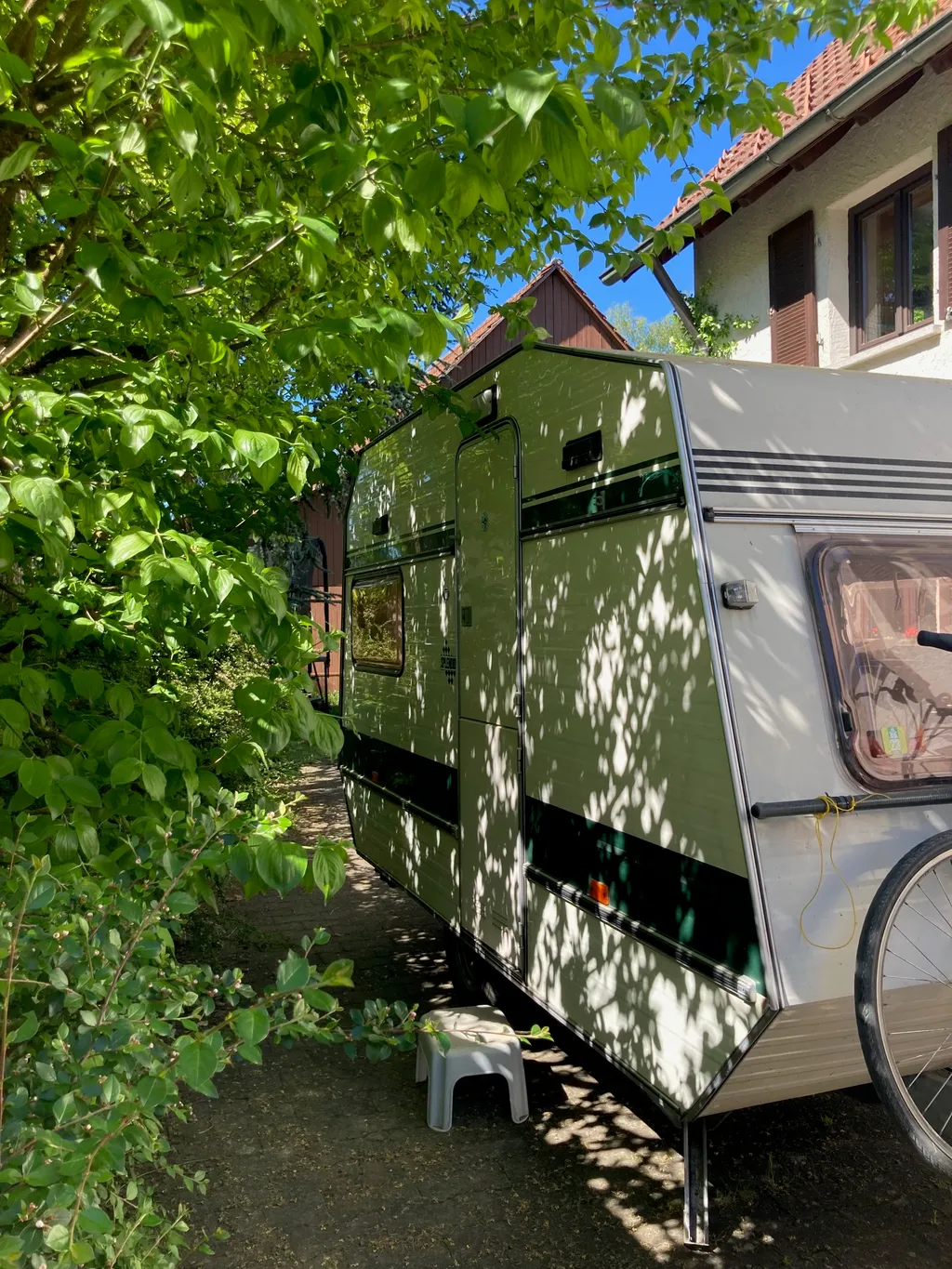 Hofplatz mit kleiner Liegewiese im Naturgarten