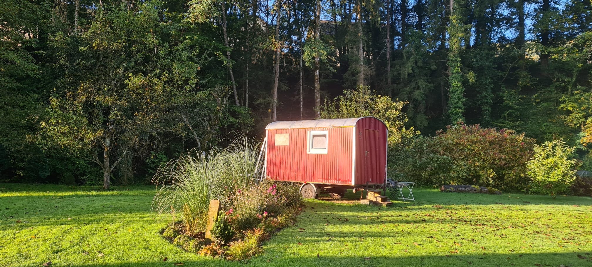 Bauwagen im Garten nahe der Schweizer Grenze