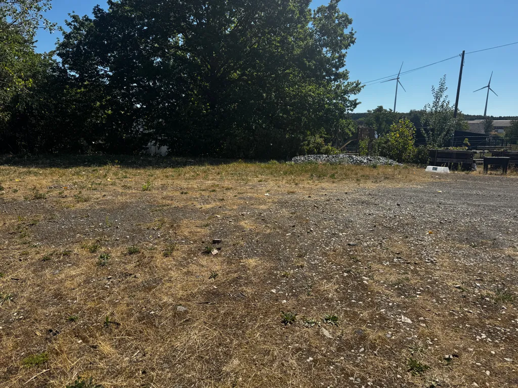Ruhiger Schotterplatz am Ortsrand mit Feuerstelle
